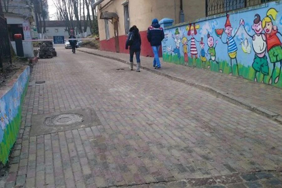 С сегодняшнего дня после ремонта открыт центральный въезд на территорию Детской областной больницы