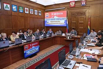 Антон Алиханов: Итогом кадровой программы станет трудоустройство трехсот врачей в течение трех лет Антон Алиханов: Итогом кадровой программы станет трудоустройство трехсот врачей в течение трех лет