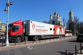 В донорской акции на площади Победы приняли участие восемьдесят добровольцев  В донорской акции на площади Победы приняли участие восемьдесят добровольцев